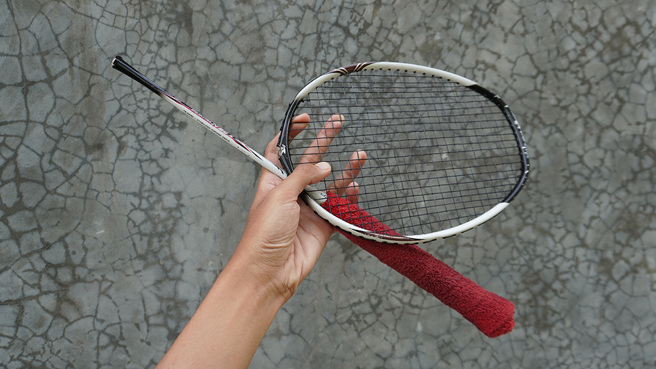 女童觀看兄弟姊妹打羽毛球時，沒想到球拍突然斷裂，鋒利的鋁製桿飛出，插入她的頭骨致死。(圖:shutterstock/達志)