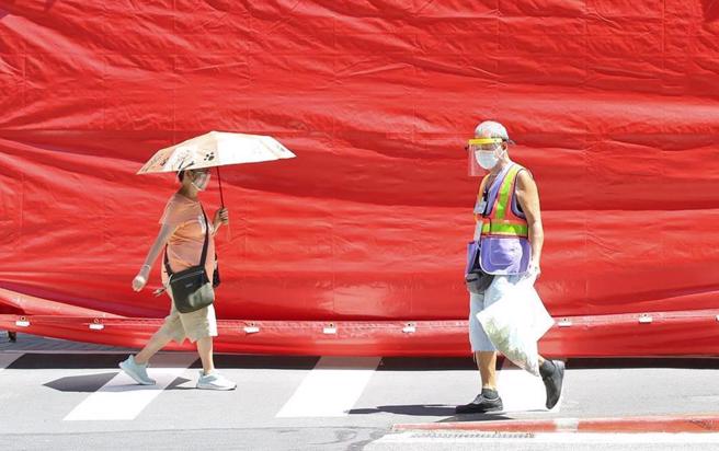 近年高溫頻傳甚至傳出多起勞工於戶外作業時中暑，時序已進入夏季。（報系資料照）