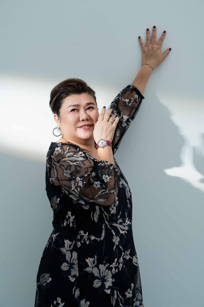 林美秀演技精湛，佩戴格拉苏蒂原创（Glashutte Original）奢华钻表在镜头前扮演贵妇，贵气十足。（石智中摄，服装提供／Marina Rinaldi）