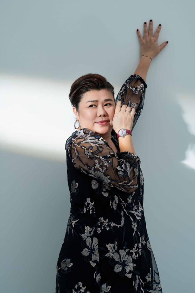 林美秀演技精湛，佩戴格拉苏蒂原创（Glashutte Original）奢华钻表在镜头前扮演贵妇，贵气十足。（石智中摄，服装提供／Marina Rinaldi）