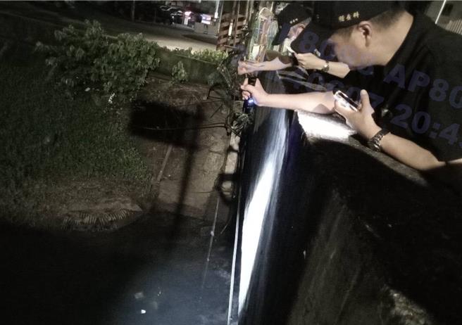 新北市環保局昨（7）日晚間接獲永和瓦磘溝、土城柑林埤溝兩起報案，指稱有來源不明的廢水汙染河川，經過循線追蹤，發現均與建案工地排放廢水有關，已依《水汙染防治法》告發。（新北市環保局提供）