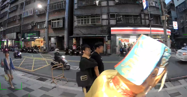 店家給了「土地公」100元後，「土地公」隨即心滿意足地離開，讓店家感到相當傻眼。（圖 / 劉詠韻翻攝）