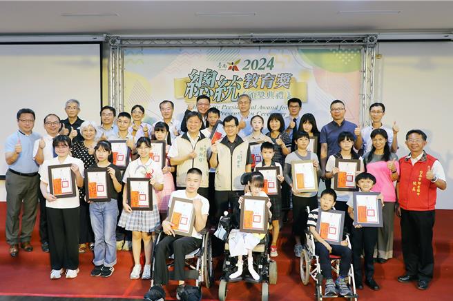 2024总统教育奖台南市有15名学生获奖，市府副秘书长殷世熙8日代表市长黄伟哲颁奖表扬这群克服逆境勇敢面对生命挑战的小斗士。（市府提供／洪荣志台南传真）
