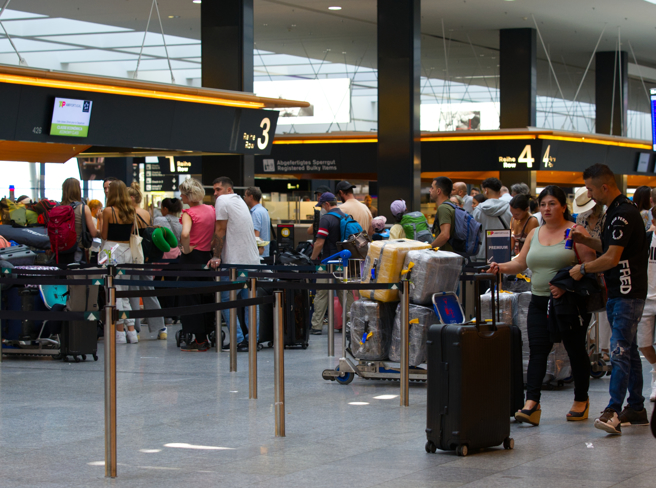 專家建議，不必為了到達目的地後趁早拿到行李，早早趕往機場報到以託運行李。（圖:shutterstock/達志）