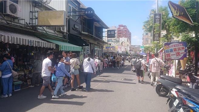 端午連假首日，台南市中西區國華街8日下午湧現觀光客。（程炳璋攝）