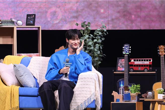 边佑锡不断找空檔放送粉丝福利。（焦正德摄）