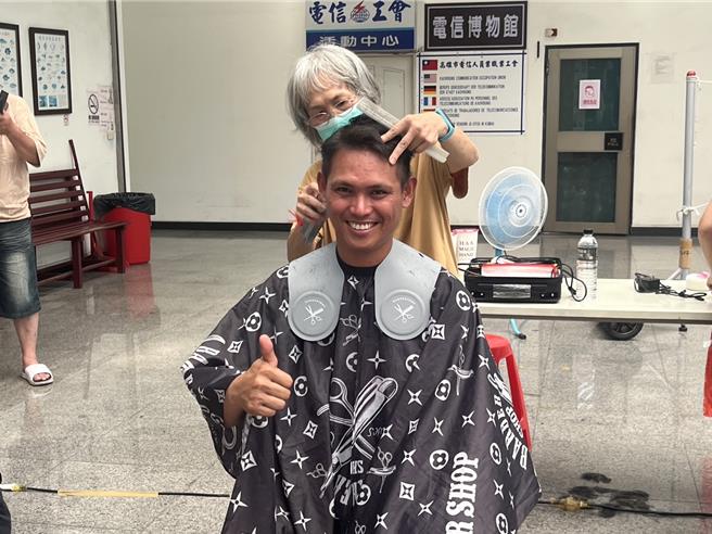 高雄市海洋局於6月7日在前鎮「高雄市漁民服務中心」舉辦外籍船員關懷活動，由大愛義剪團為外籍漁船員理髮 。（高雄市海洋局提供／林瑞益高雄傳真）