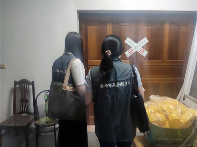 台南市政府衛生局接獲民眾檢舉後前往莊春仁製藥公司稽查，發現該公司原本核准生產藥品的廠房，因內部整修，轉移到附近場所生產，但卻沒有報請主管機關核准。（衛生局提供／洪榮志台南傳真）