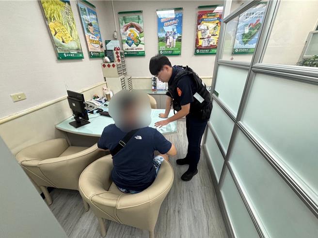 苗栗警分局北苗所員警與銀行行員合力成功阻止傅姓男子被詐。（讀者提供／謝明俊苗栗傳真）