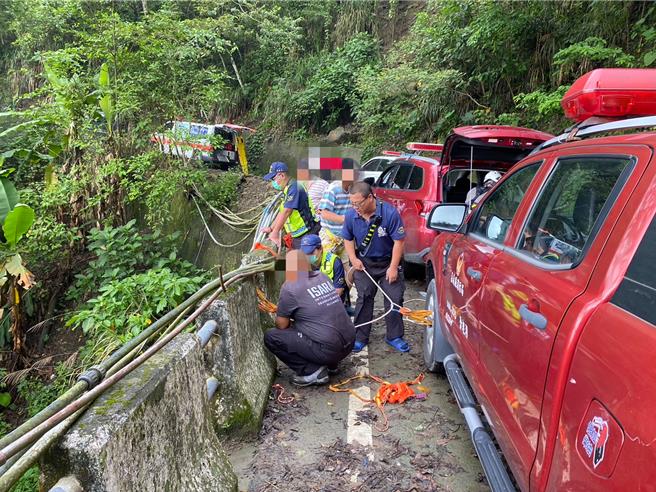 嘉义县消防局竹崎分队救援林姓男子。（嘉义县消防局提供／廖素慧嘉县传真）