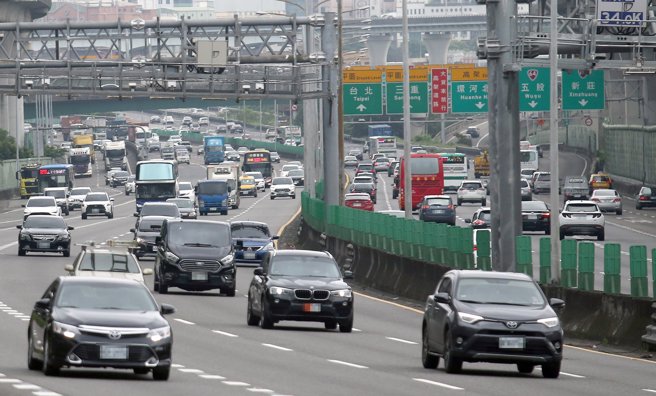 連假第2天國道注意「地雷路段」 南北向都有尖峰（范揚光攝）