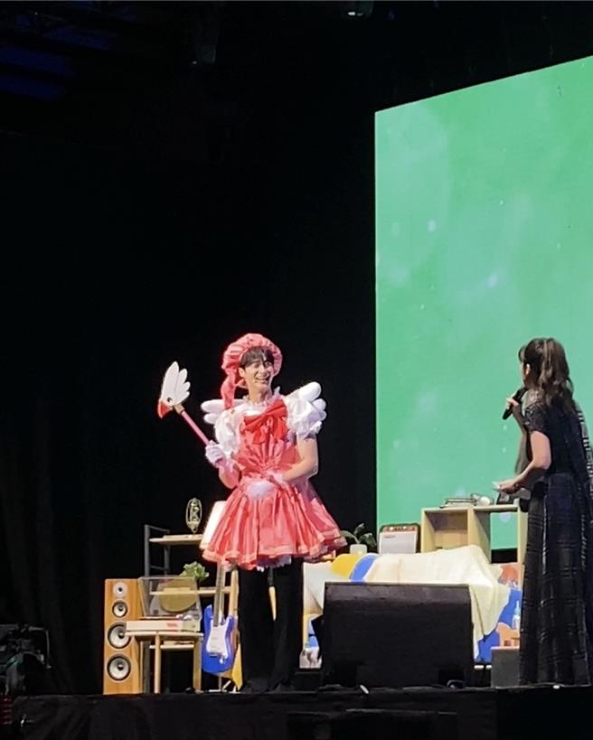 边佑锡化身通《库洛魔法使》中「小樱」，极度反差的形象让全场笑翻。（图／读者提供）