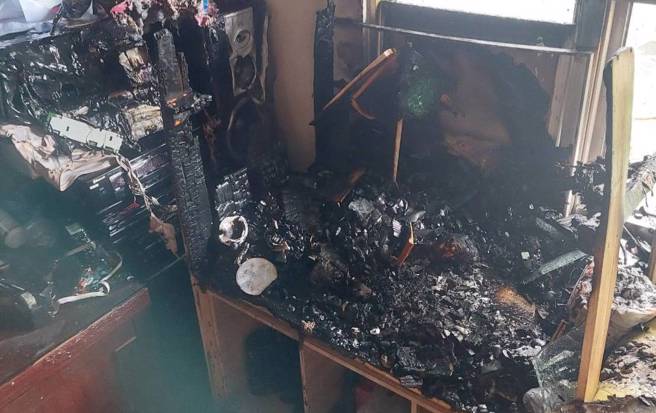 淡水社区发生火警，屋主不在家，燃烧影音设备面积约1平方公尺。（翻摄画面）