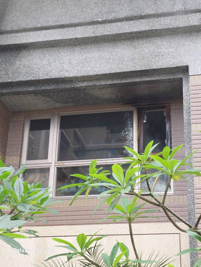 淡水社区发生火警，屋主不在家，燃烧影音设备面积约1平方公尺。（翻摄画面）