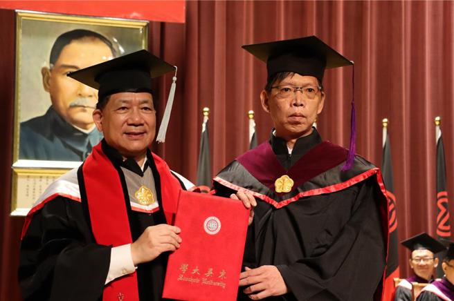 苏建和(右)为东吴人权硕士班的领证代表。图／东吴大学提供