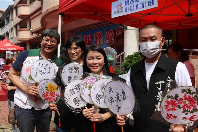 雲林縣「虎尾驛起響愛公益園遊會」8日在虎尾鎮安慶國小登場，立委丁學忠（右一）、張嘉郡（右二）到場賣力促銷，希望在萬物齊漲的時候，募集更多經費幫助需要幫助的人。（張朝欣攝）