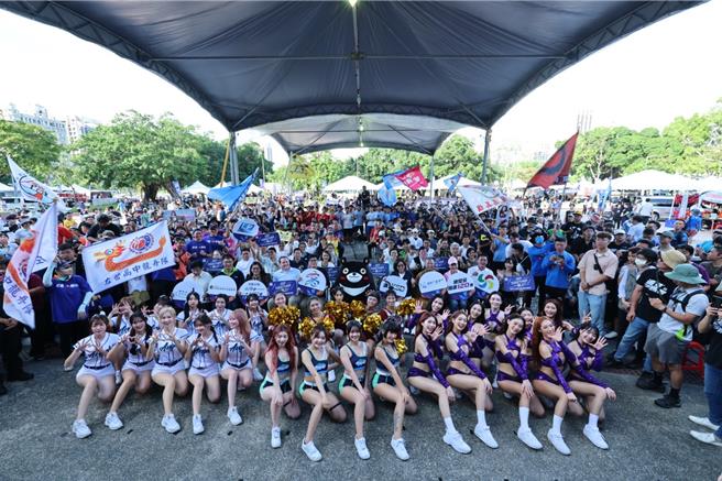 2024高雄爱河端午国际龙舟嘉年华于8日至10日热闹登场。 （杨舒婷摄）