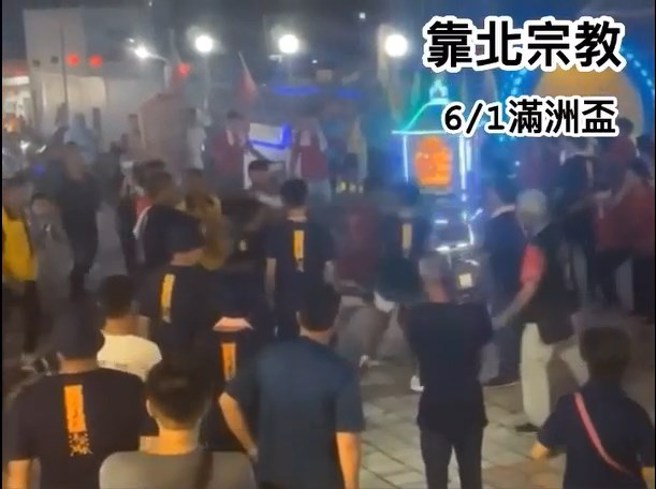 雙方神轎班發生碰撞，黑衣人員直接把神轎丟下，衝上前打人。（翻攝臉書靠北宗教）
