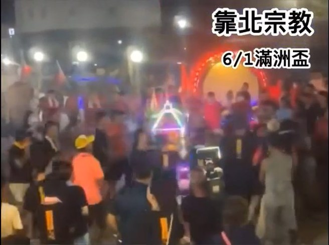 雙方神轎班發生碰撞，黑衣人員直接把神轎丟下，衝上前打人。（翻攝臉書靠北宗教）
