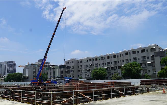 善化地区房市火热，随处都看到新屋建筑工地。（宝智华摄）