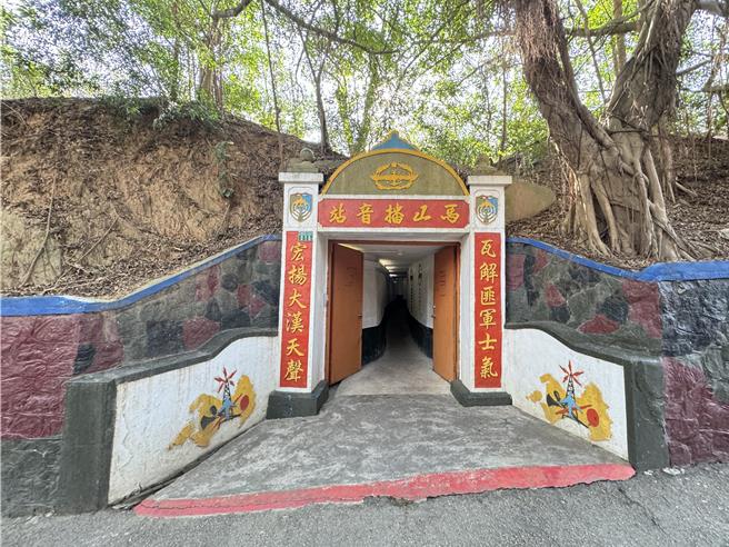 大陆无人机今（8日）下午再度出动飞越金厦海域，全程直播飞至马山附近上空投递传单。（于家麒摄）