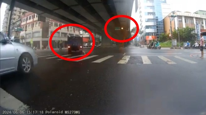 小貨車闖黃燈要左轉，差點撞到指揮交通的警員。（翻攝爆料公社）