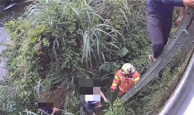 消防人員協助傷者脫離現場。（民眾提供）