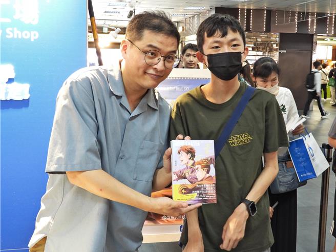 榮獲日本國際漫畫獎最優秀獎鐵道漫畫國際首獎的《青空下的追風少年》作者簡嘉誠（左）8日出席台鐵公司鐵路便當節活動。（台鐵公司提供／蔡明亘台北傳真）