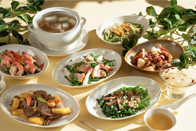 「彩丰楼」行政中餐主厨袁东海运用芒果、玉荷包、冬瓜等夏季蔬果，端出「盛夏佳肴」8道消暑美食，价格从120元到580元不等。(台南大员皇冠假日酒店提供)