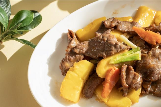 以台南金煌芒果入馔的「香芒炒牛肉」，芒果的甜美微酸中和了牛肉的鲜香，形成了一种酸甜适口的独特风味，爽口开胃。(台南大员皇冠假日酒店提供)