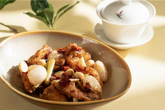 创意菜肴「荔枝脆虾球」，严选当季饱满多汁的玉荷包入馔，甜鲜交融，美味可口。(台南大员皇冠假日酒店提供)