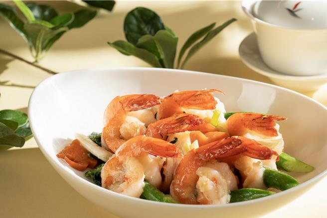 功夫菜「玉簪凤尾虾」，去壳的新鲜白虾串上芦笋或广东芥蓝，造型类似古代髮簪，清炒保留食材的鲜脆爽口。(台南大员皇冠假日酒店提供)