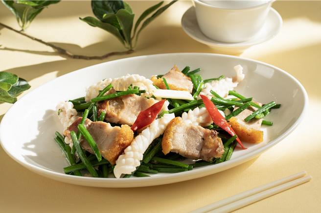 「韭菜花烧肉炒透抽」以夏季食材韭菜花配上脆皮烧肉、Q弹的透抽，加入虾酱拌炒，咸香下饭。(台南大员皇冠假日酒店提供)
