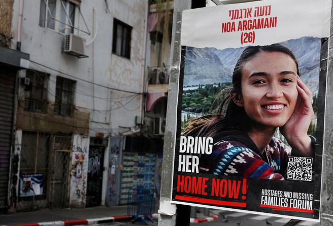 以中混血25岁女子阿加玛尼（图）去年10月在诺瓦音乐节现场遭哈玛斯武装份子掳走成为人质。图为以色列特拉维夫街头悬挂的寻人海报。（路透）