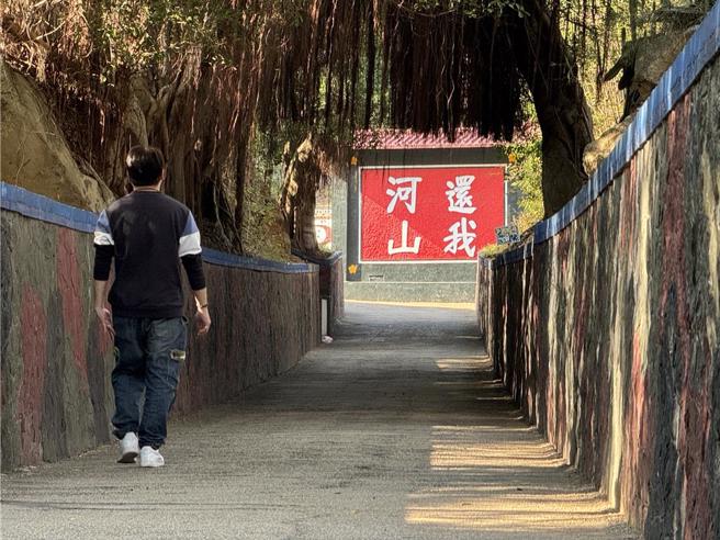 大陸無人機8日下午再度出動飛越金廈海域，全程直播飛至馬山附近上空投遞傳單。（于家麒攝）