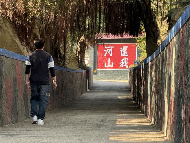 大陆无人机今（8日）下午再度出动飞越金厦海域，全程直播飞至马山附近上空投递传单。（于家麒摄）