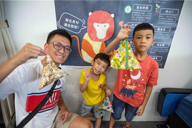 國家自然公園管理處8日舉辦《仲夏龍情、粽闖淺山》體驗活動，帶領民眾製作天然食材的「獼猴粽」，宣導勿餵食的守則。（袁庭堯攝）