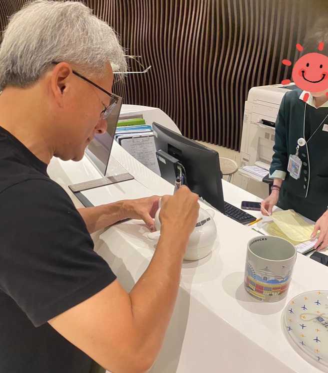 黄仁勋帮机场工作人员签名。（取自「台北松山机场 Taipei Songshan Airport」脸书）