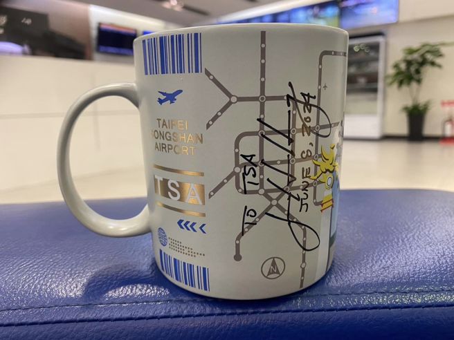 黄仁勋帮机场工作人员签名。（取自「台北松山机场 Taipei Songshan Airport」脸书）