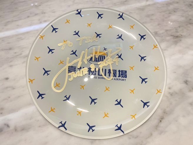 黄仁勋帮机场工作人员签名。（取自「台北松山机场 Taipei Songshan Airport」脸书）