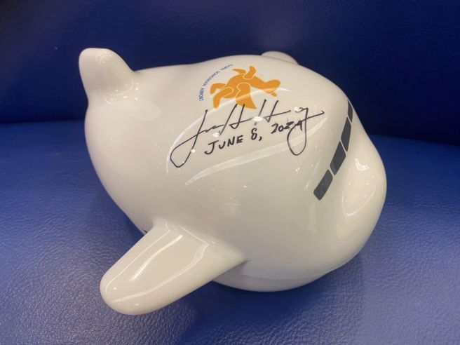 黄仁勋帮机场工作人员签名。（取自「台北松山机场 Taipei Songshan Airport」脸书）