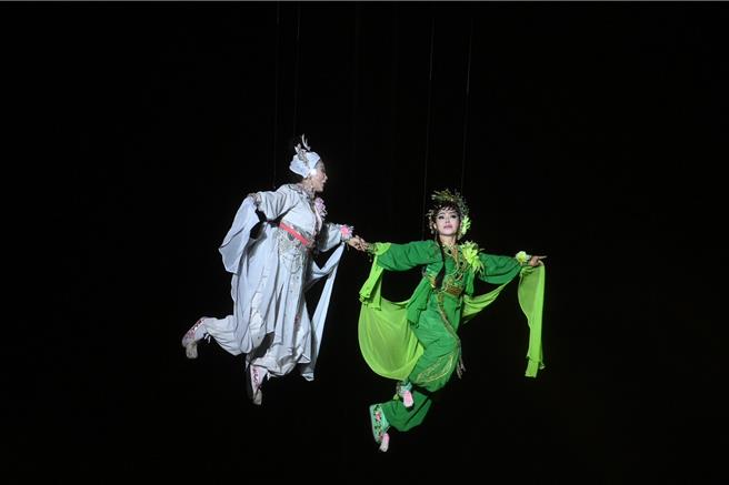 端午连假首日，明华园总团在屏东县六堆纪念公园演出《超炫白蛇传》。（明华园提供／罗琦文屏东传真）