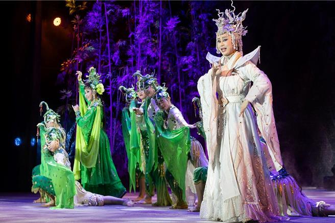 超炫白蛇传》由孙翠凤（右一）担纲演出。（明华园提供／罗琦文屏东传真）