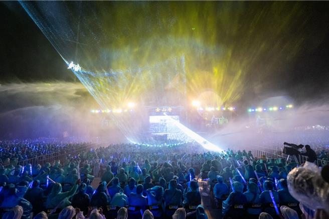 《超炫白蛇传》重现水淹金山寺场景，观眾大呼震撼。（明华园提供／罗琦文屏东传真）