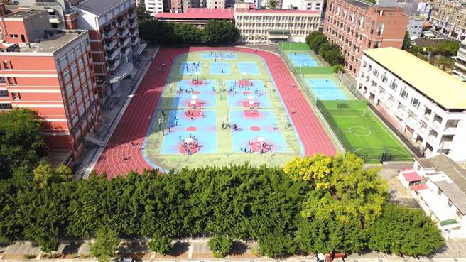 有学生开卖「100%纯正中一中空气」，美术班教室一包要价100元，比校长室50元还贵两倍。(图／台中市交通局提供)