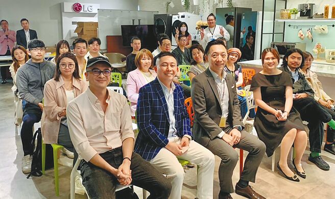 IKEA北亚区企业业务经理周奂（前排左起）、香尼欧执行长洪敬富、LG商城经理郭本威与室内设计师们合影。图／香尼欧整合行销提供