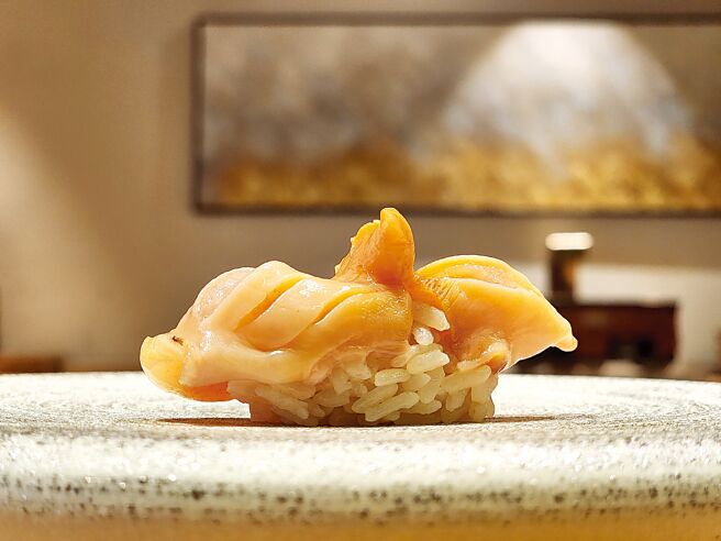 〈赤貝握壽司〉的赤貝又名血蚶」，肉色橙紅、肉質鮮甜柔軟，是高級壽司食材。圖／姚舜