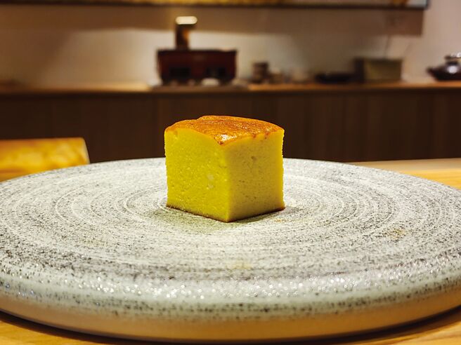 〈鮨金〉的〈玉子燒〉作法像蛋糕，蛋液中加了鯛魚、鮮蝦，口感濕潤。圖／姚舜