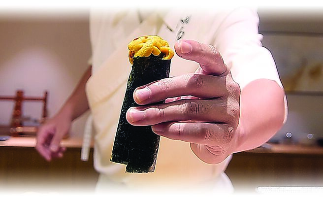 〈白海膽／馬糞海膽手捲〉顧名思義用了兩種海膽入餡，使風味與口感更飽滿且更富層次。圖／姚舜