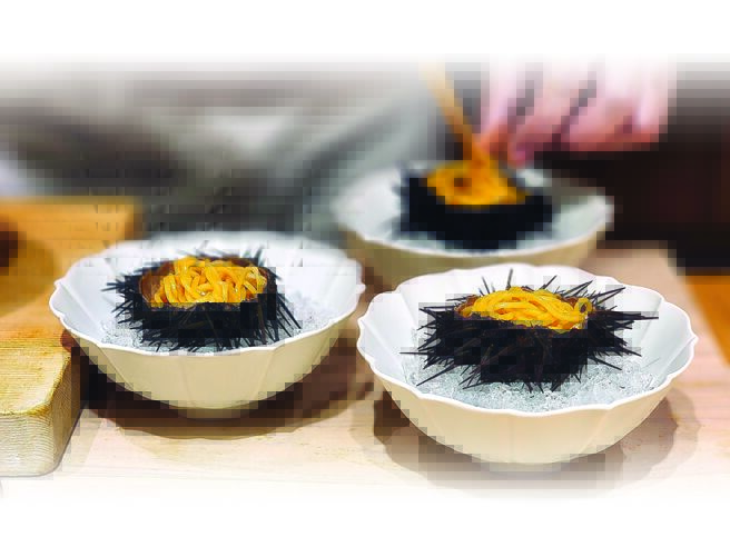 〈鮨金〉江戶前壽司專門店的〈海膽魚子醬素麵〉，用海膽殼當盛器使菜餚更有「味道」。圖／姚舜